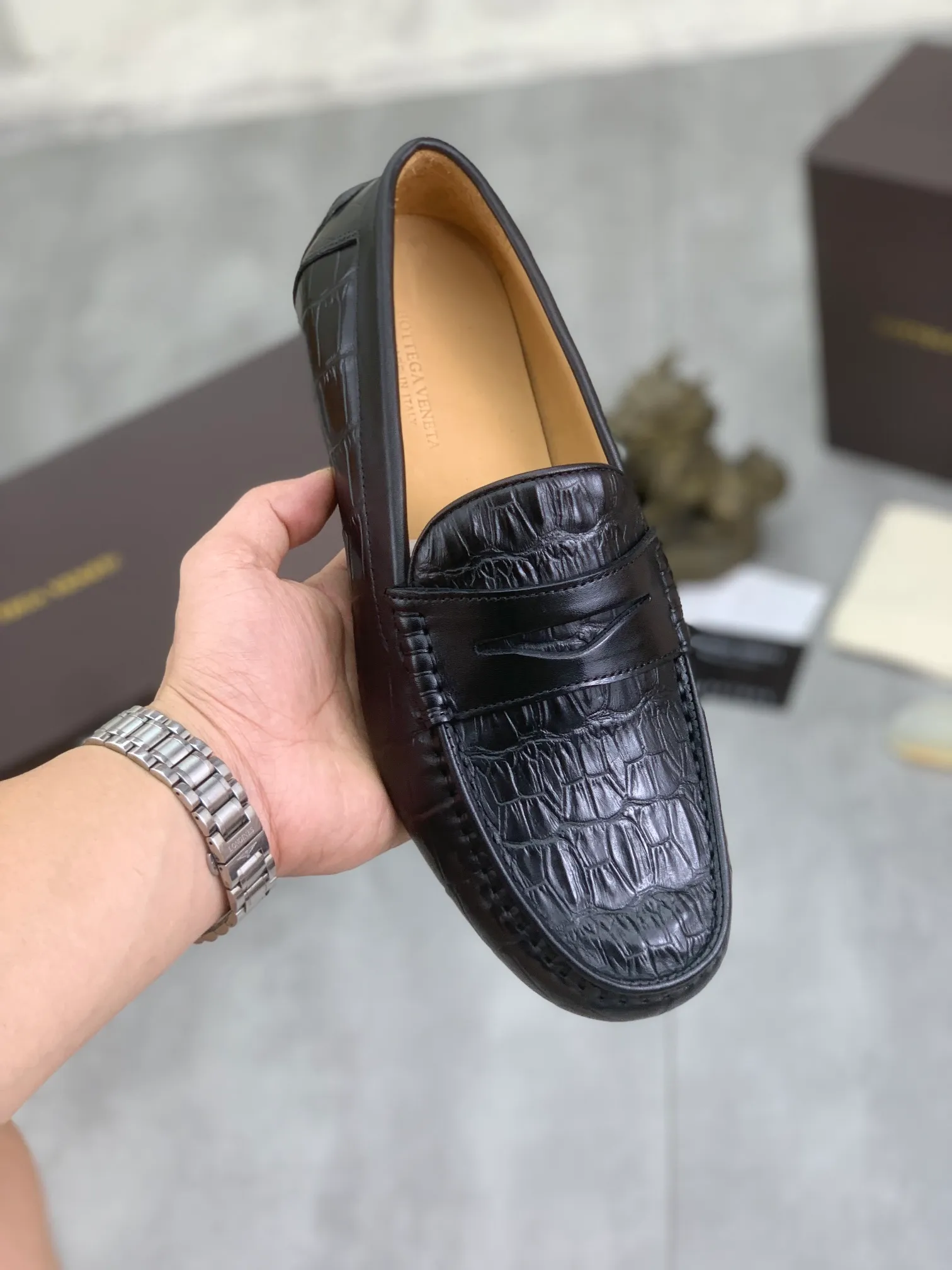 Men's shoes 💰P420 [New model] Water-dyed Niuli 💰High-quality business beanie shoes 💎💎💎 BOTTEGA VENETA official website synchronizes the latest top version of BV in the market, accepts material comparison, shoe type comparison, process comparison, practical and texture, versatile, suitable for any occasion, the more you look at it, the more it tastes. Purely hand-woven craftsmanship - Upper material, Italian 🇮🇹 imported crocodile pattern calfskin - High-quality water-dyed cowhide lining - Original private model customized outsole -Size: 39-44 (38 45 can be customized) Color: black or brown optional